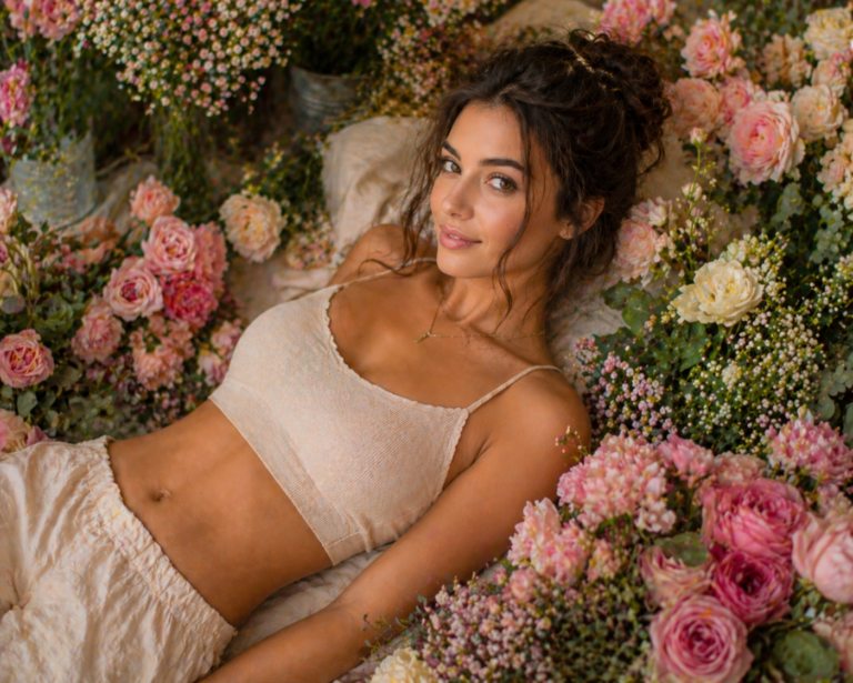 Femme posant dans des fleurs